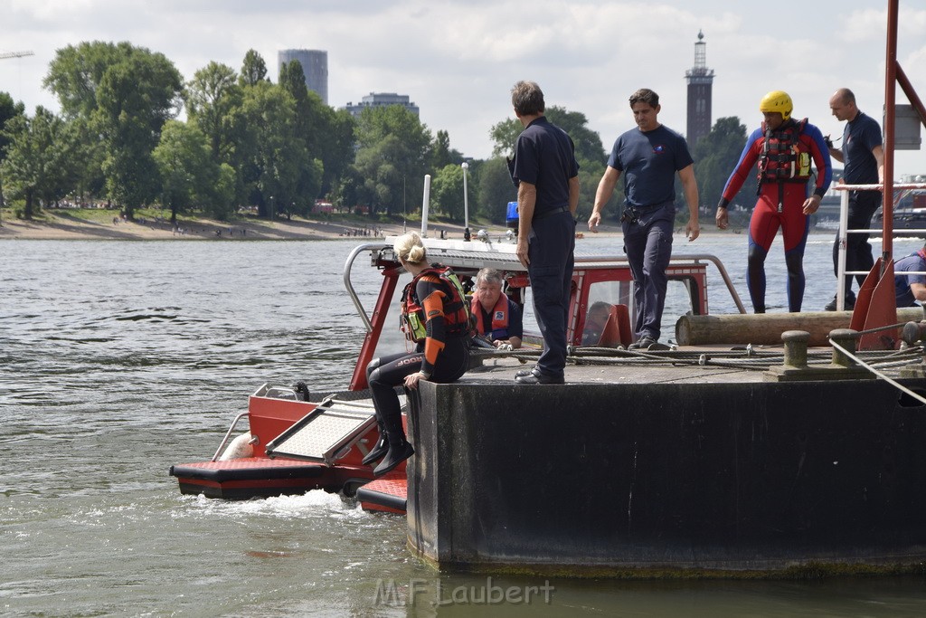 Uebung BF Taucher und Presse Koeln Zoobruecke Rhein P232.JPG - Miklos Laubert